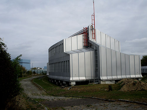 Erdfunkstelle,
 zentrales Betriebsgebäude