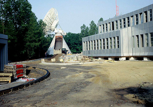 Erdfunkstelle,
 Zufahrt zum Zentralgebäude
