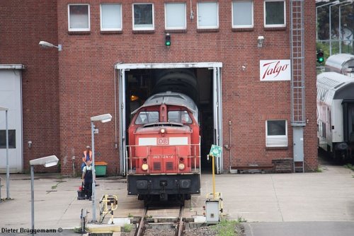 Ausfahrt der Werklok,
 daneben das Talgo-Werksschild