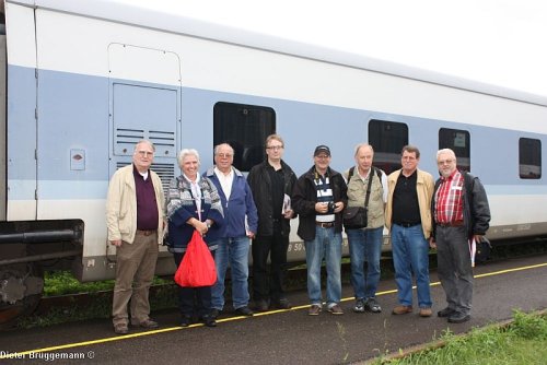 Das übliche Gruppenbild seitlich neben einem Talgo-Wagen