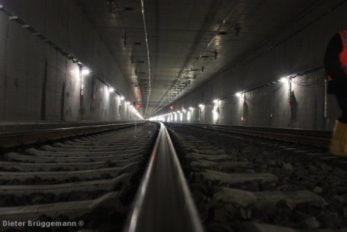 Im Tunnel der Neubaustrecke,
 Blick in Richtung Osten