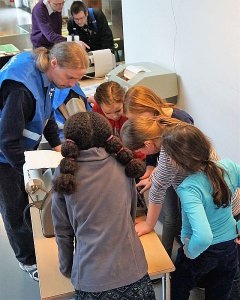 Von der alten Technik begeisterte Mädchengruppe